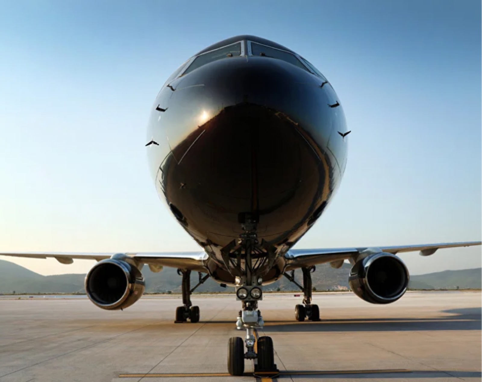 Boeing 757-200 BlackJet — вид спереди на перроне